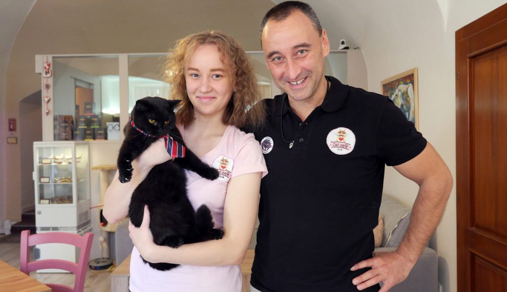 Mačacia kaviareň Poprad: Peter Lipták s dcérou