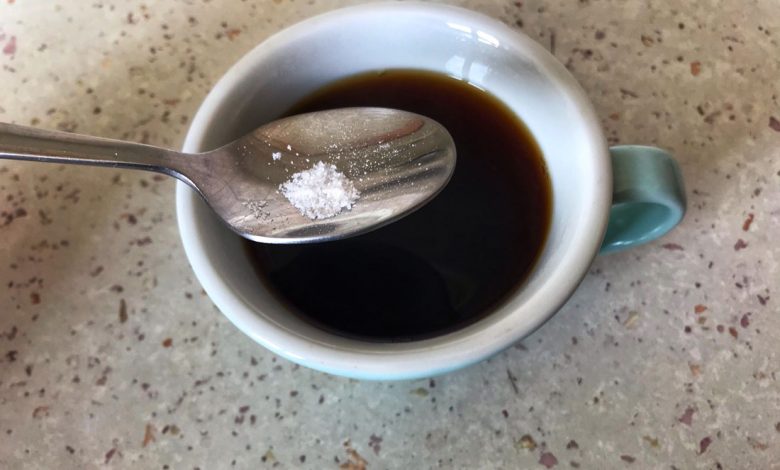 Solenie kávy, soľ do kávy, káva so soľou