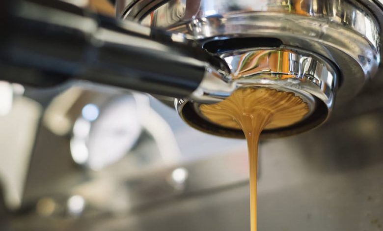prečo dostanete v kaviarni hustejšiu a krémovejšiu kávu
