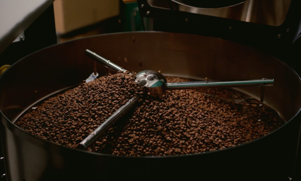 praženie kávy - káva v chladiči