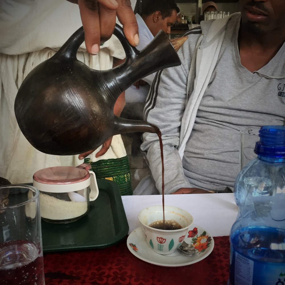 Jebena buna - nádoba džebena a nalievanie kávy v Etiópii