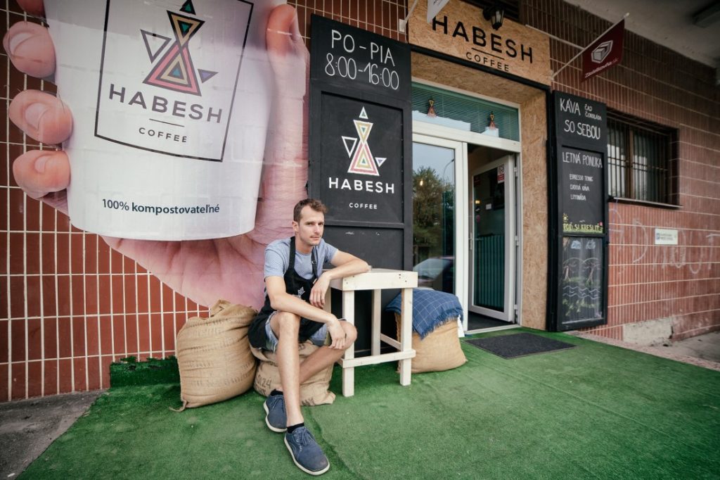 Martin Vavrík pred Habesh Coffee