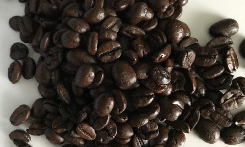 prepražené olejnaté kávovníkové zrná