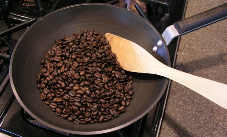 praženie kávy na panvici