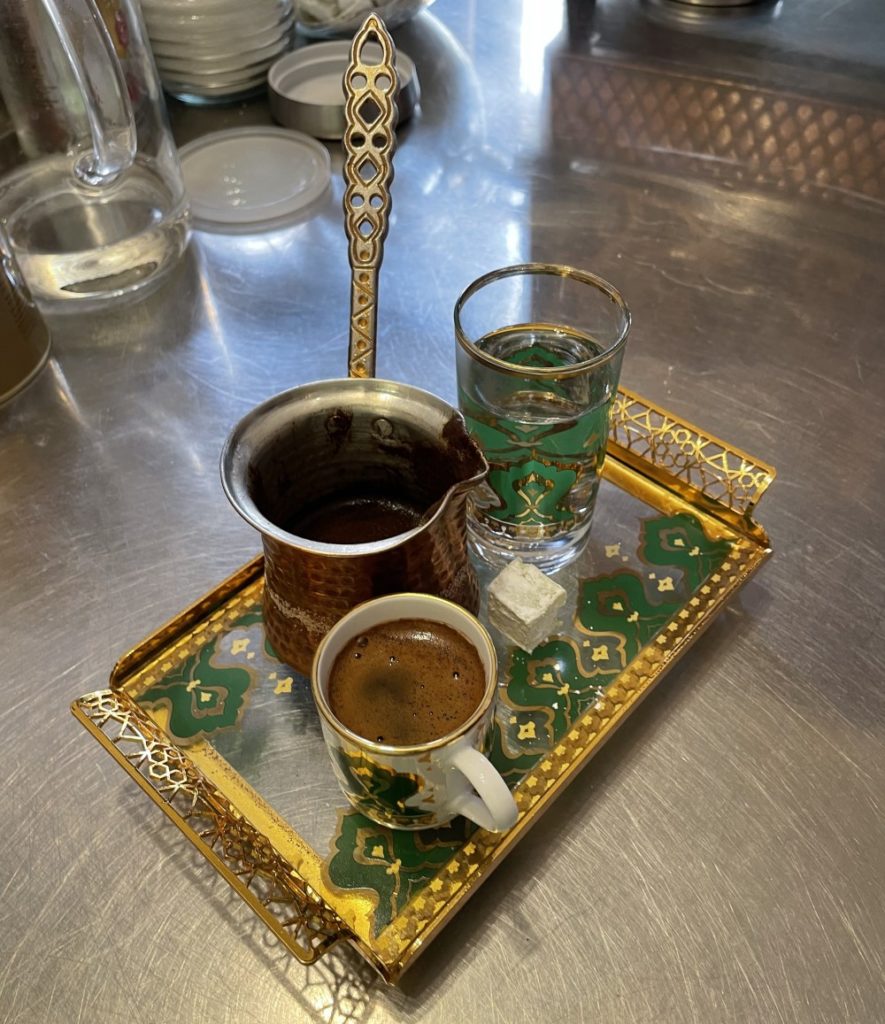 podávanie pravej tureckej kávy