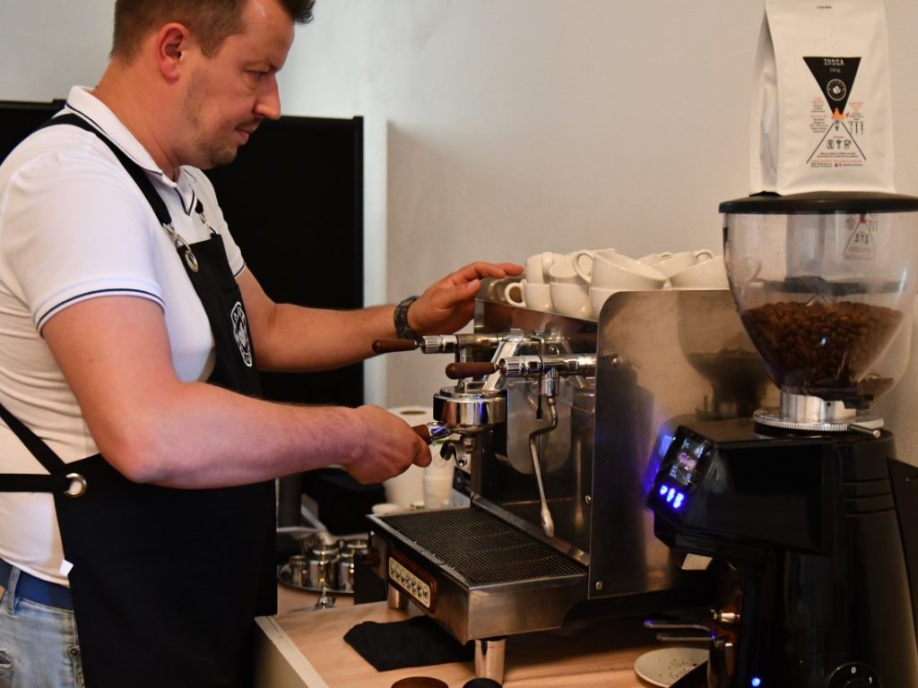 Michal Bagačka pripravuje kávu