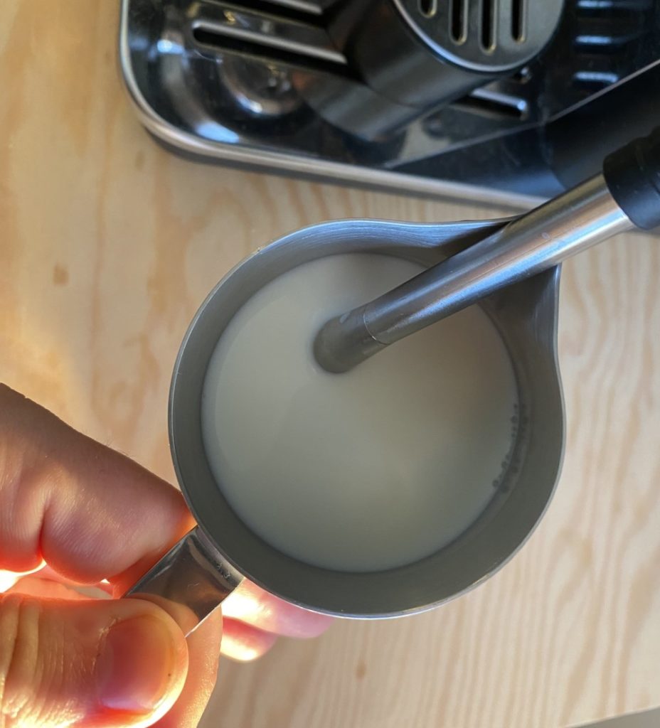 proces speňovania mlieka na cappuccino