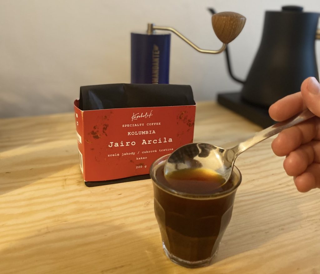 Kávoholik Kolumbia Jairo Arcila cupping
