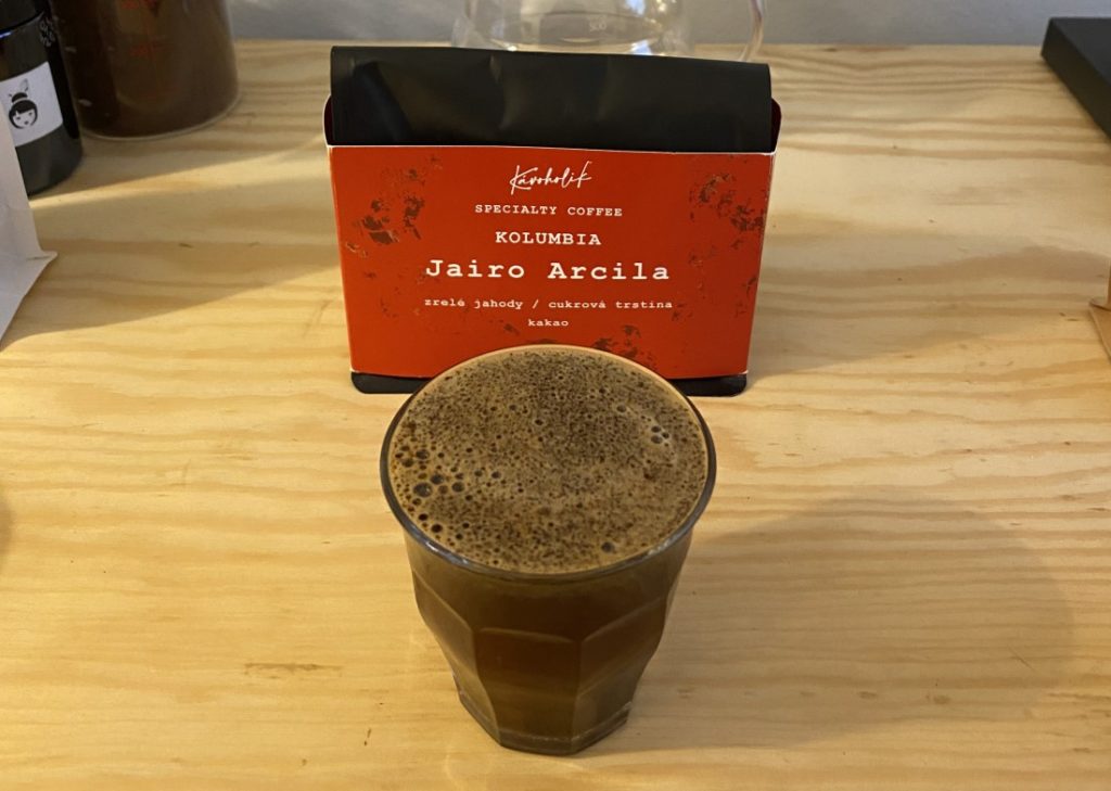 Kávoholik Kolumbia Jairo Arcila začiatok cuppingu