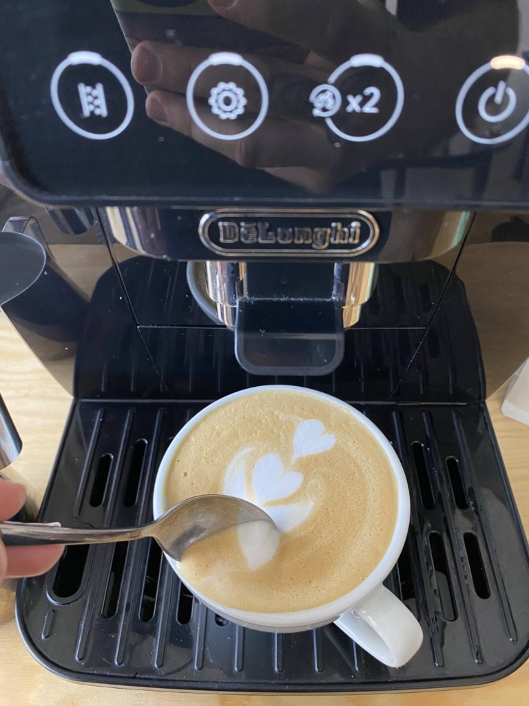 cappuccino pripravené na automatickom kávovare De'Longhi