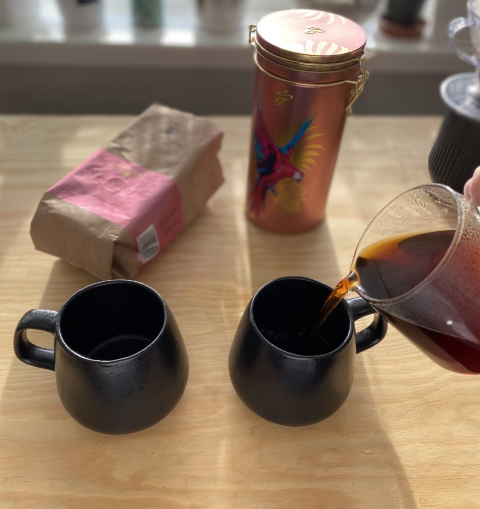 raritná káva Tchibo - nalievanie hotovej filtrovanej kávy