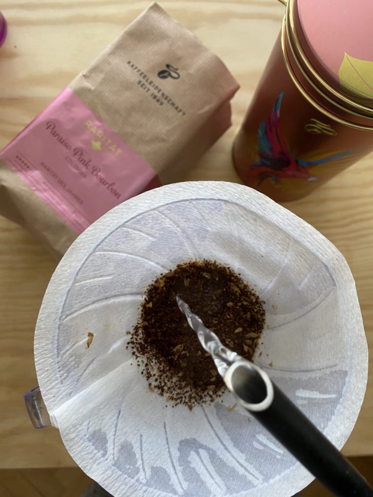 raritná káva Tchibo - zalievanie filtra