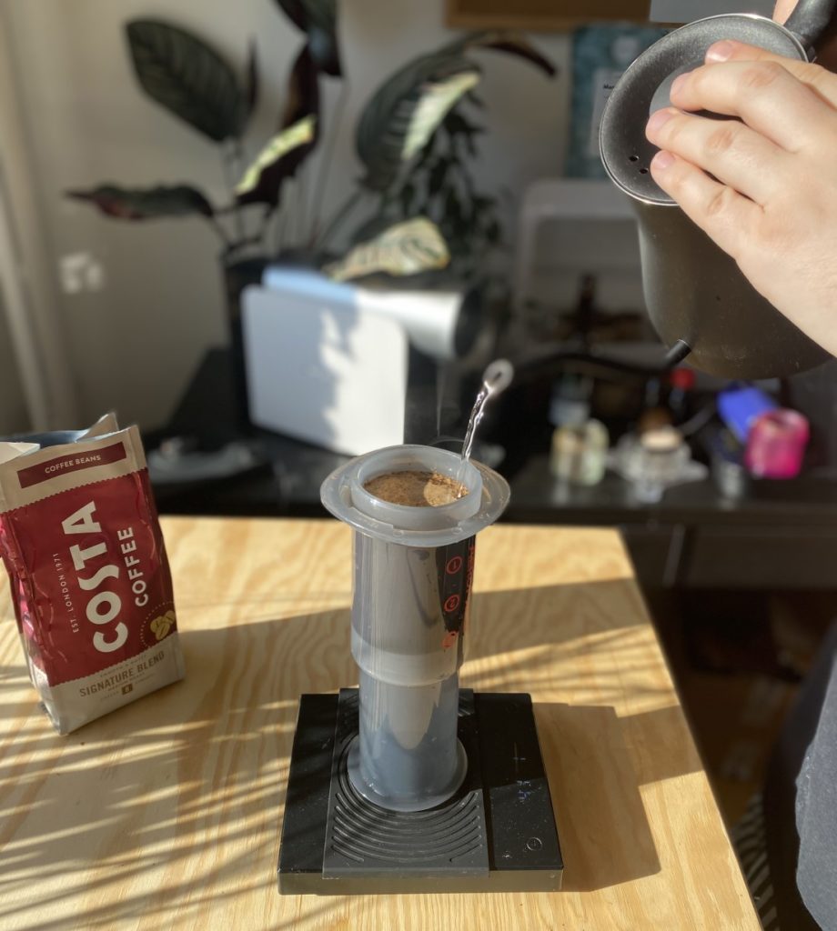Costa Coffee - zalievanie kávy v aeropresse