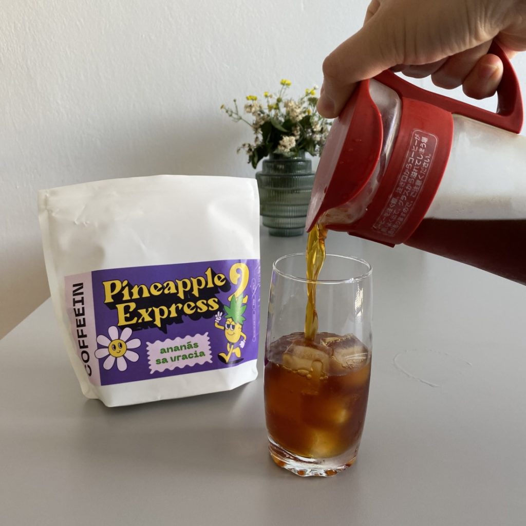 nalievanie cold brew z Pineapple Express z Hario Mizudashi
