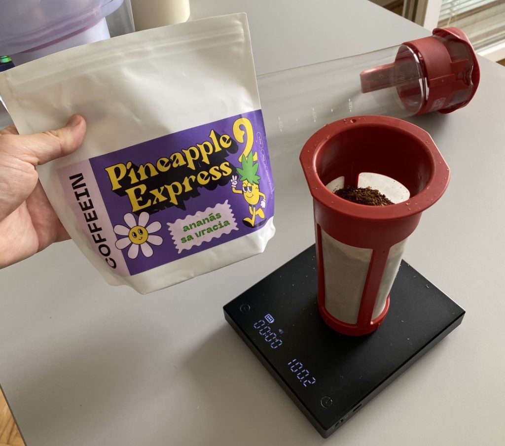 príprava cold brew z Pineapple Expressu - váženie kávy