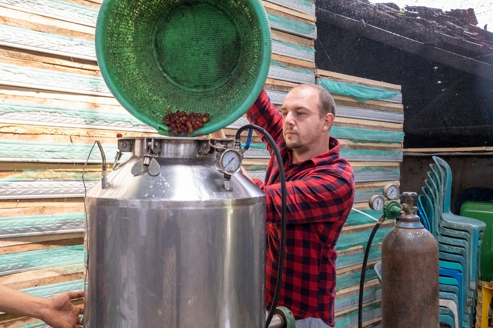 Peter Szabó pomáha so spracovaním kávy