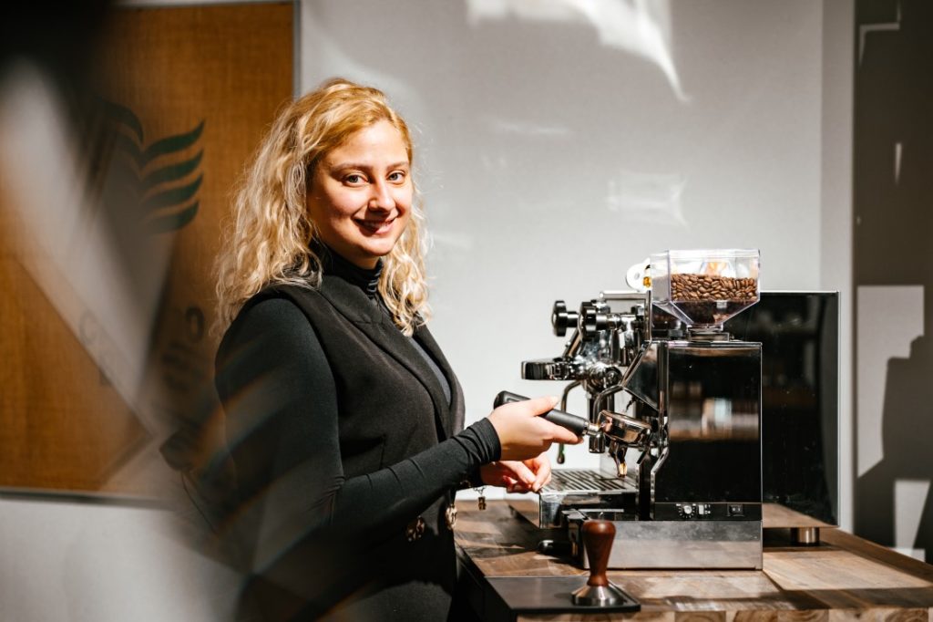 Karin Šturcová za kávovarom