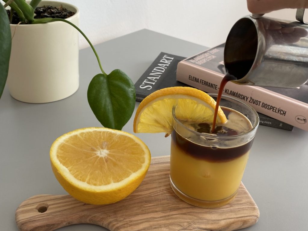 orange espresso - nalievanie espressa na pomarančový džús a kocku ľadu