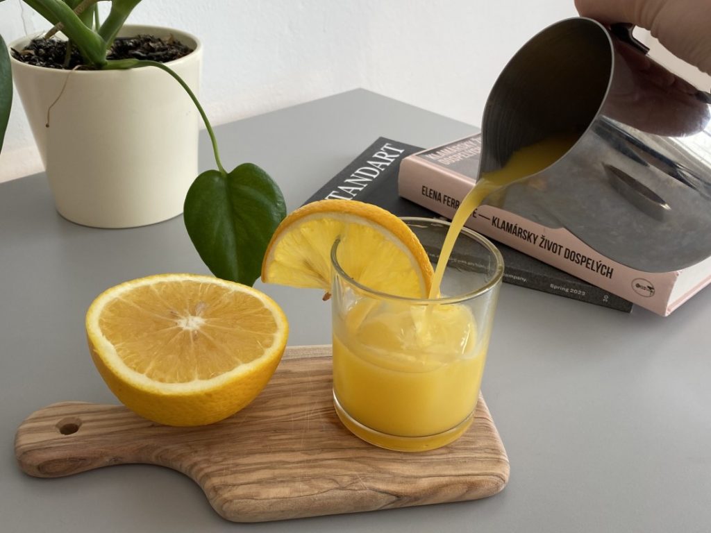 orange espresso - nalievanie pomarančového džúsu