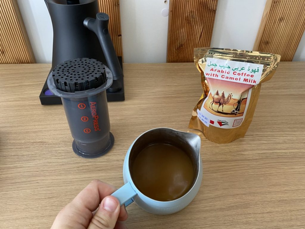 arabská káva s ťavím mliekom - pripravená na podávanie