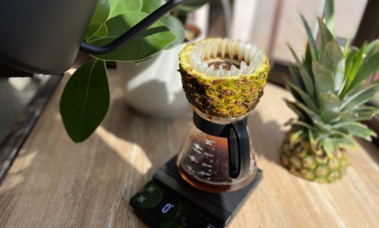 káva pripravovaná cez ananásový dripper