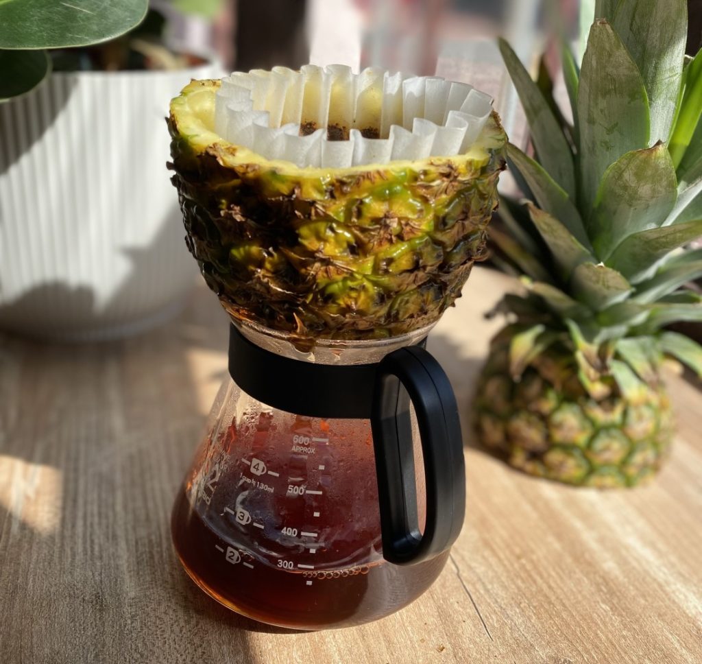 príprava filtrovanej kávy cez ananásový dripper