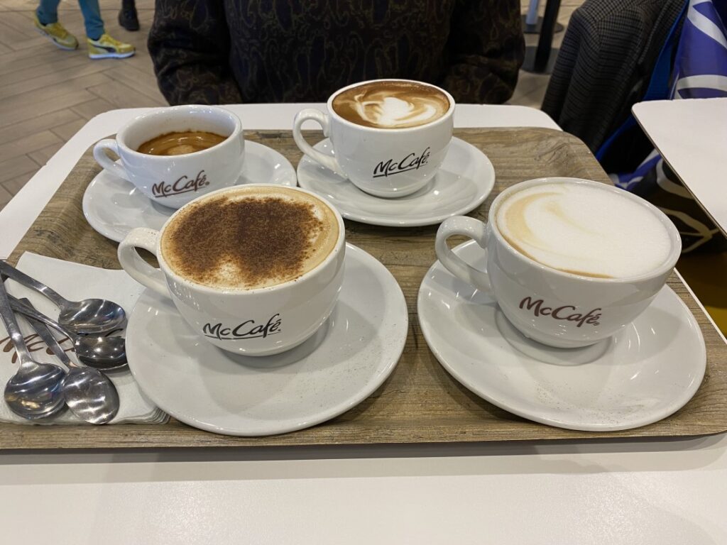 objednané kávy v McCafé