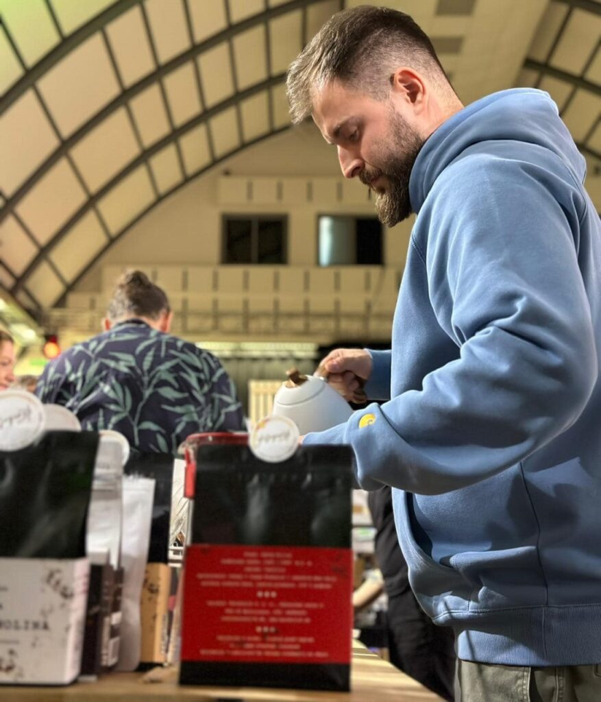 Oliver Pešta pripravuje kávu