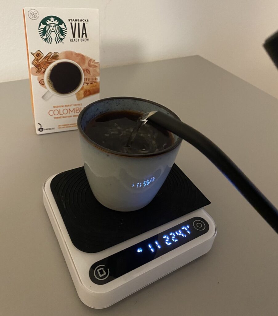 Starbucks - instantná káva - zalievanie