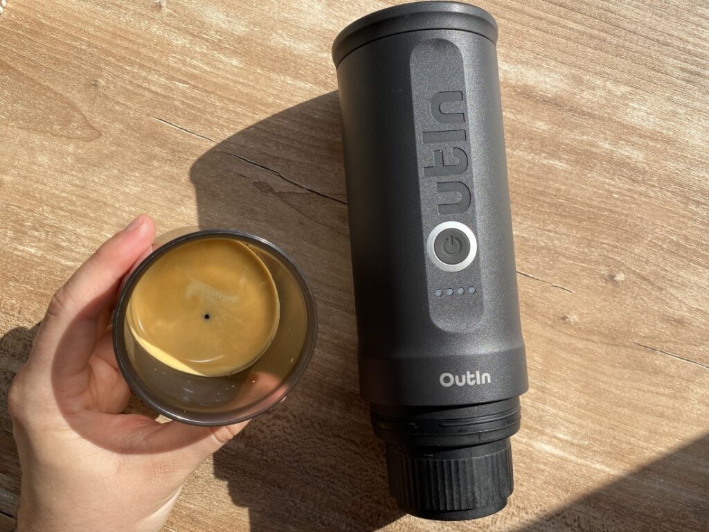 espresso z cestovného kávovaru Outin Nano