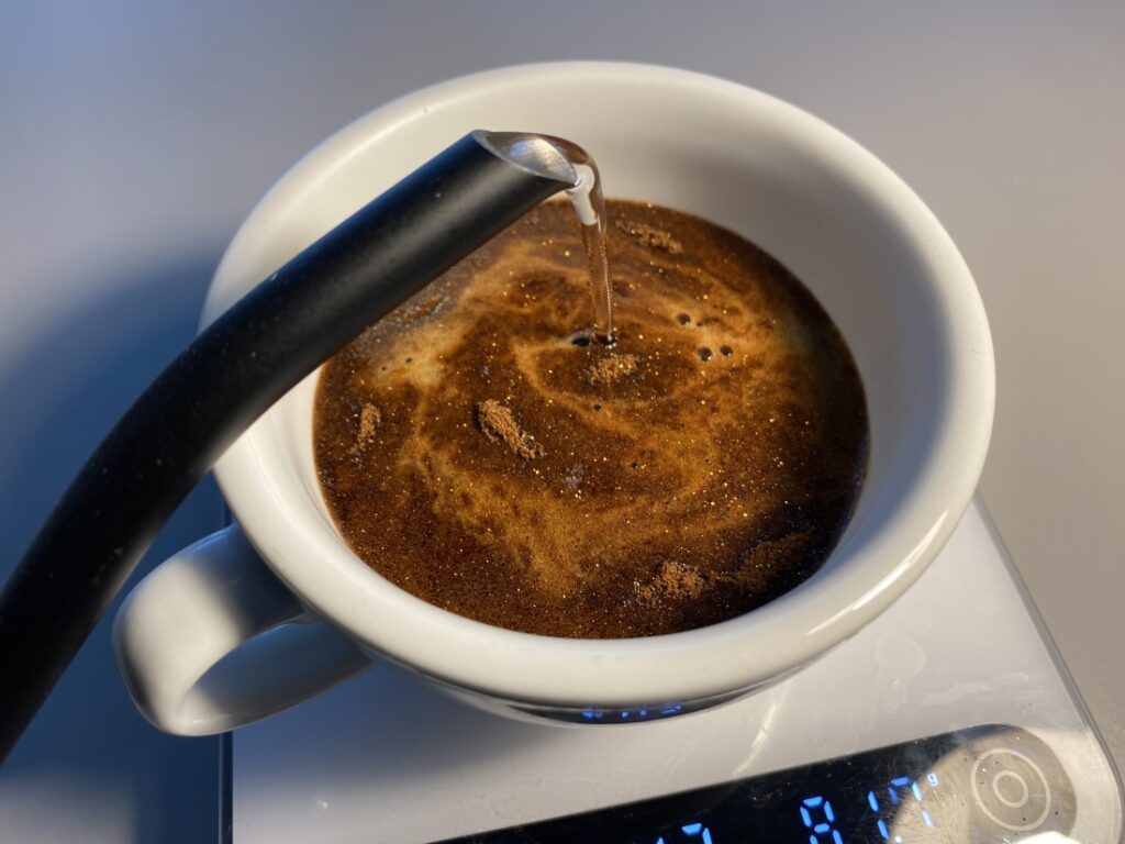 káva so zlatom - zalievanie