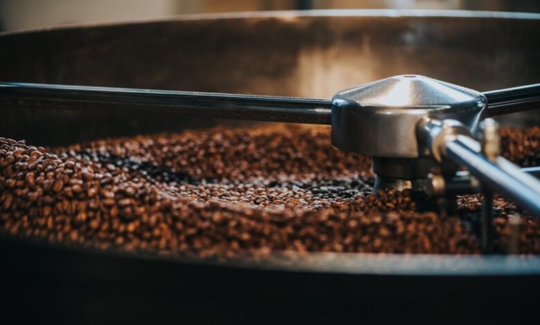 kávové zrná v pražičke kávy