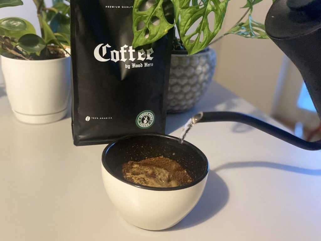 Coffee by Hood Hero - zalievanie kávy