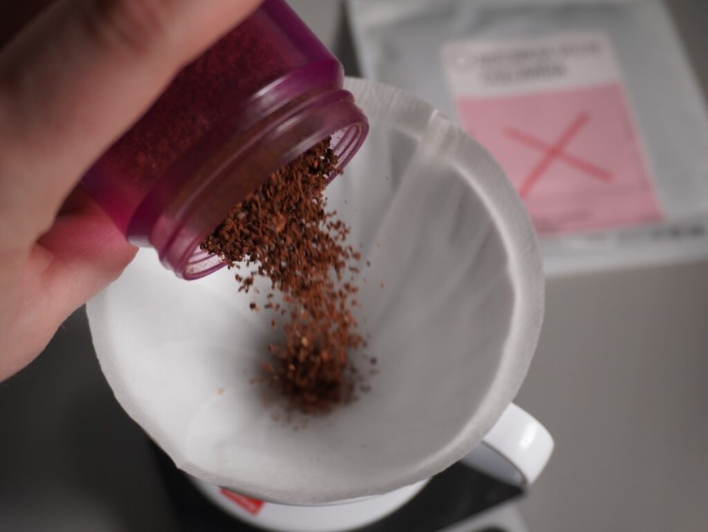 bezkofeínová káva Colombia Antunkaa od LOT Roastery - sypanie mletej kávy do filtra