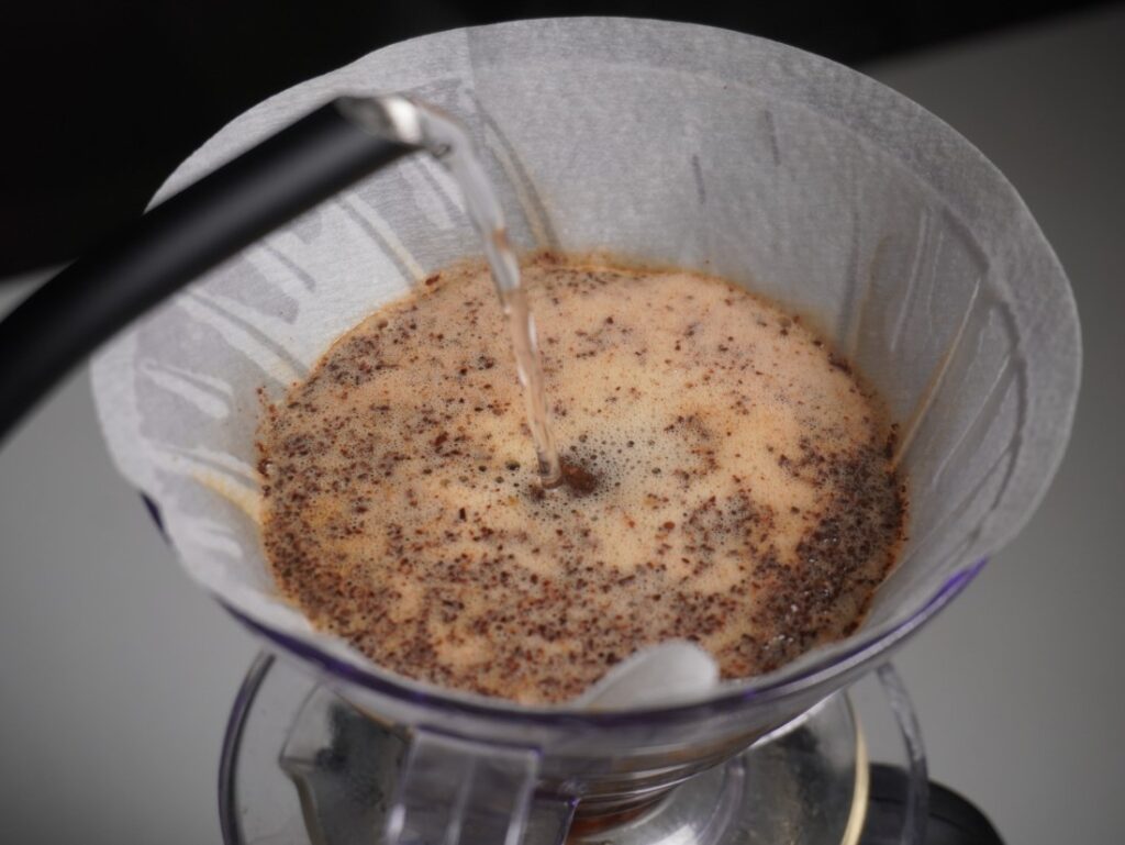 príprava filtrovanej kávy - zalievanie kávy