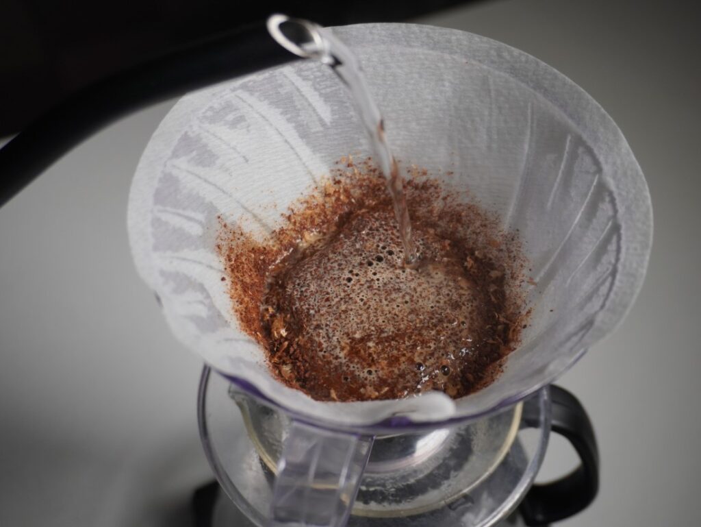 zalievanie kávy - príprava filtrovanej kávy