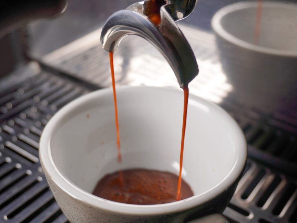 degustačný set Kávoholik chute sveta - príprava espressa