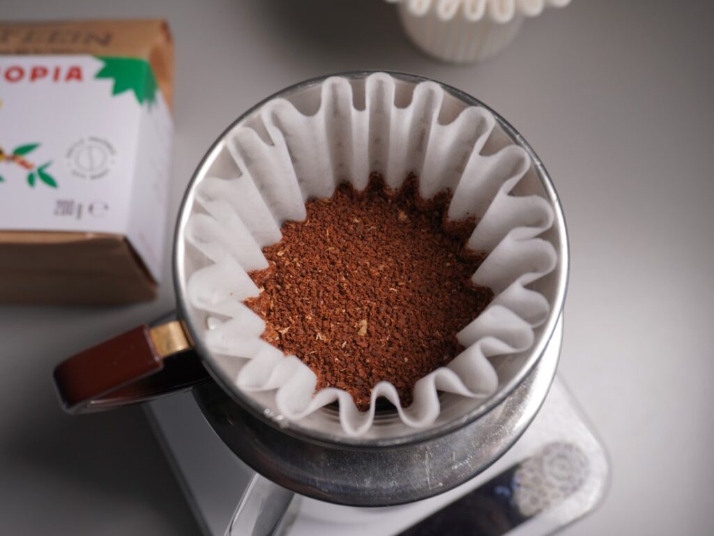 filtrovaná káva - príprava - mletá káva v papierovom filtri