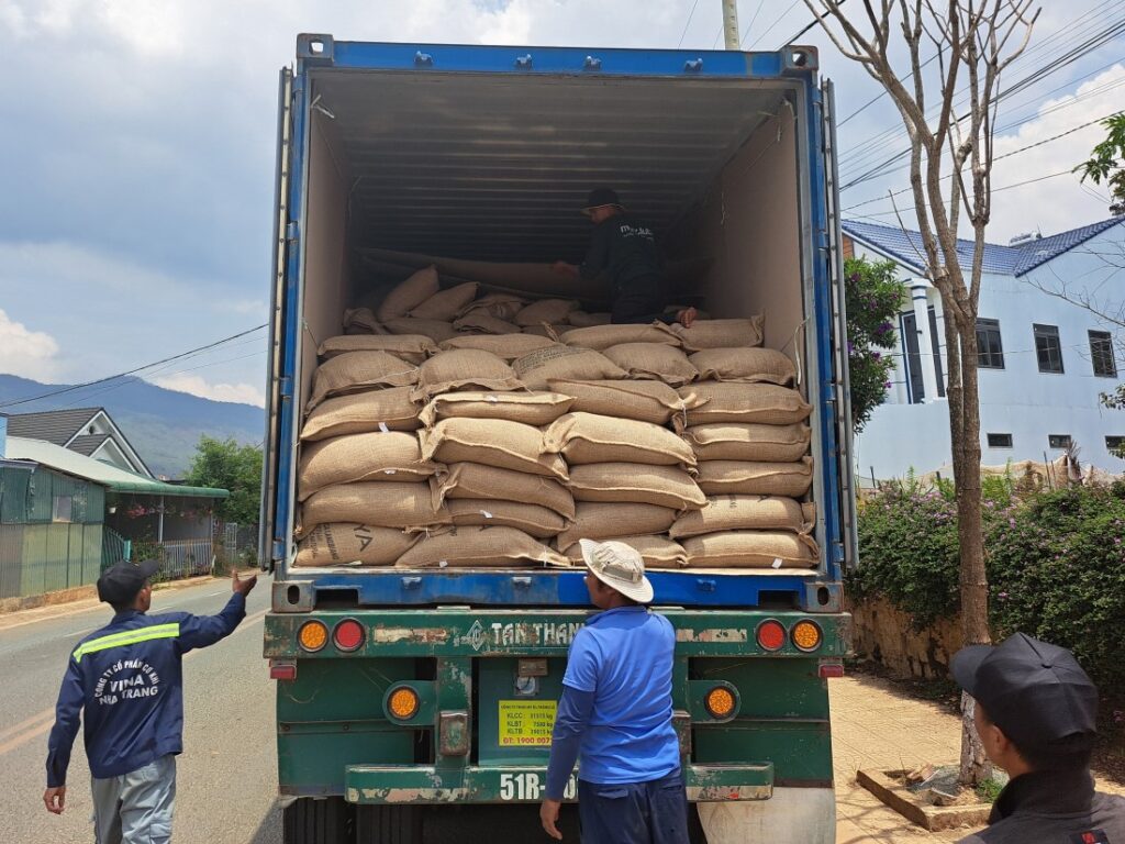 nakladanie kamióna s kávou - Zanya Coffee - Vietnam 2024