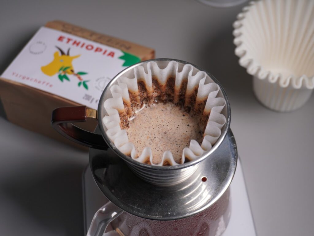 príprava filtrovanej kávy - zalievanie