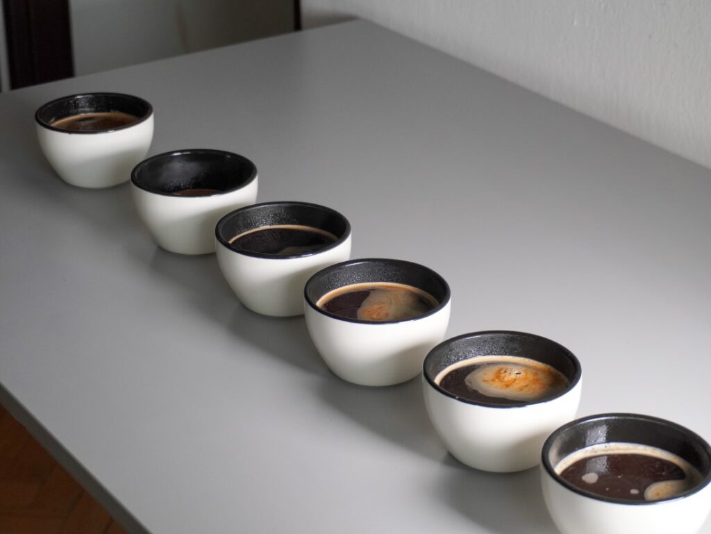 veľký test instantných káv - kávy v cuppingových miskách