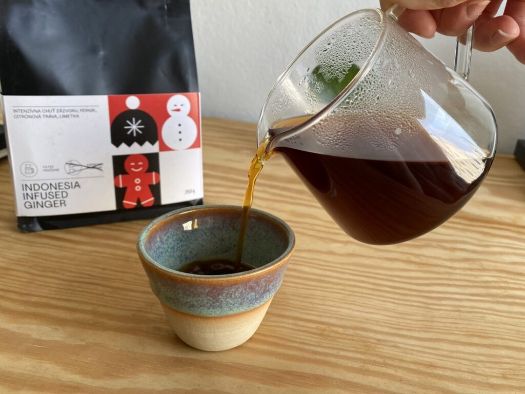 Indonesia Infused Ginger od AlterNativ - nalievanie filtrovanej kávy do šálky