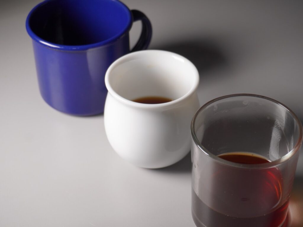 kov keramika a sklo - ako držia teplotu kávy rôzne materiály