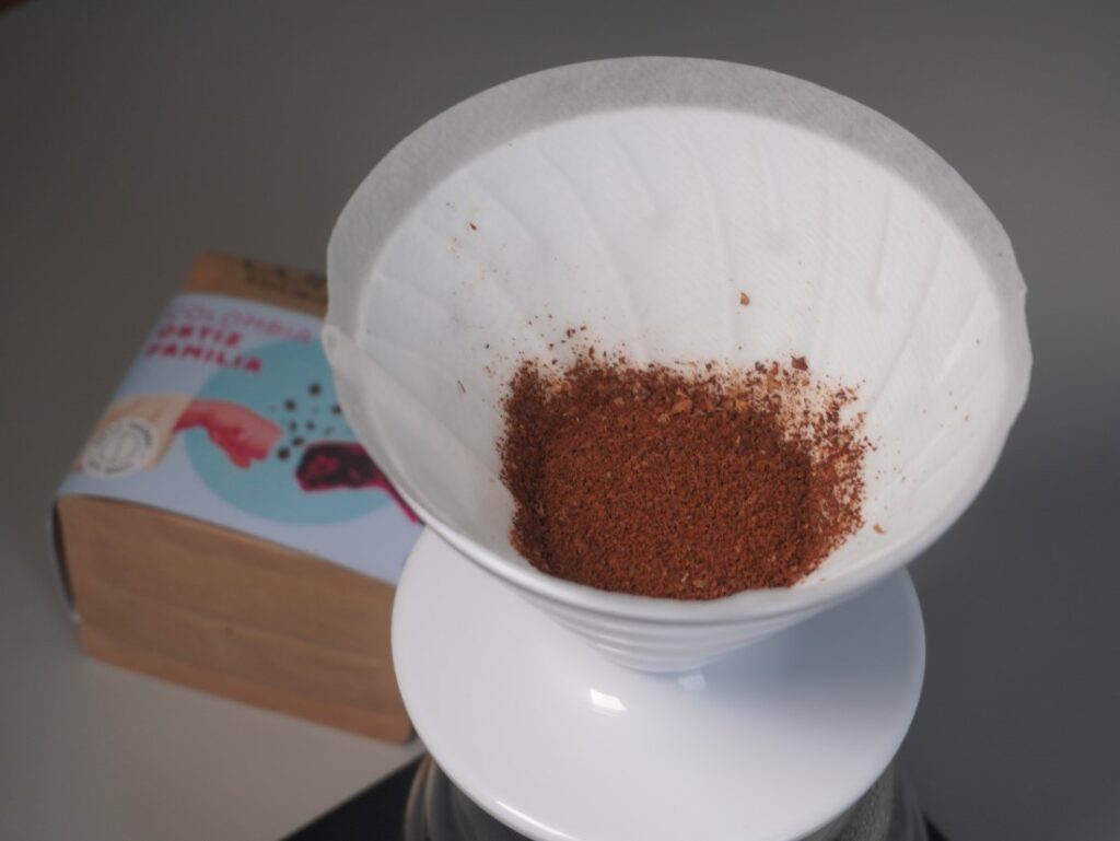 príprava kávy cez Hario V60 - mletá káva