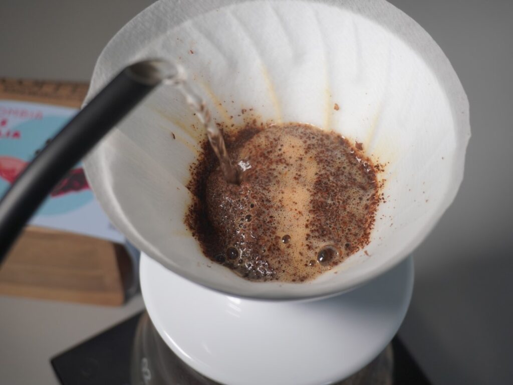 príprava kávy cez Hario V60 - zalievanie kávy