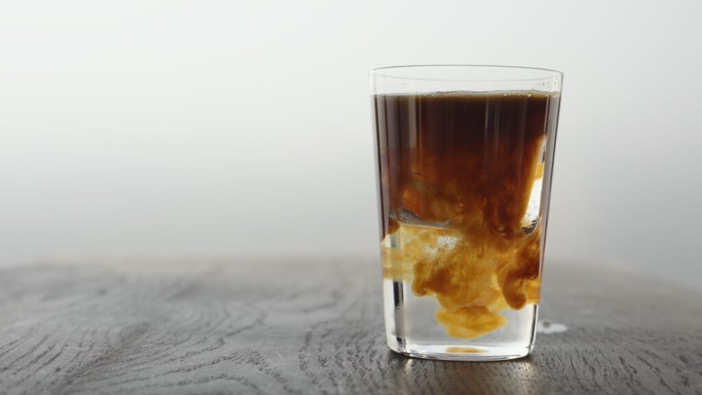 Espresso Tonic - sčasti premiešaný