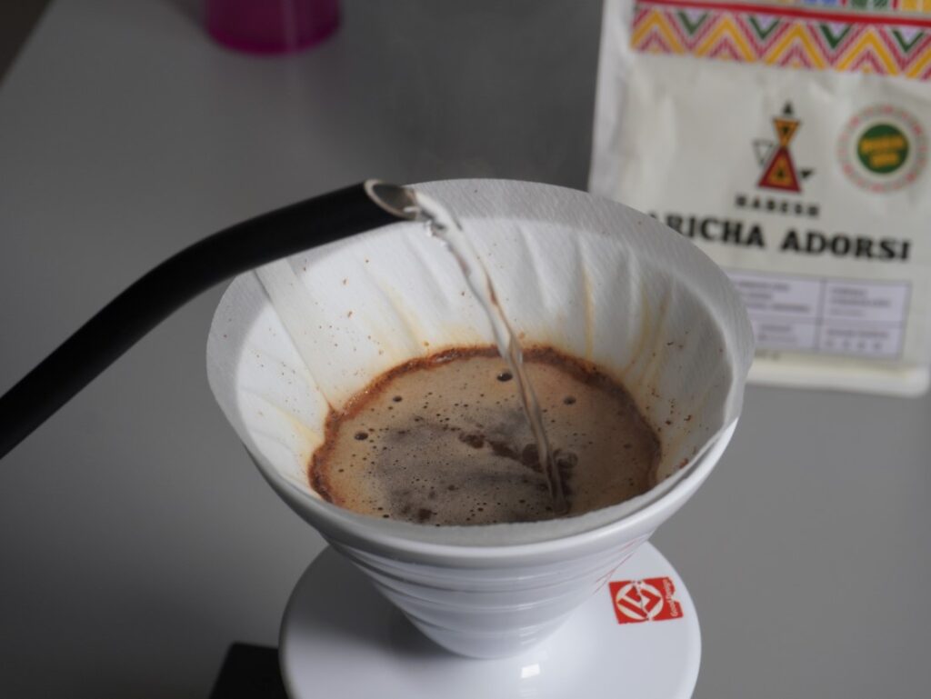 Habesh Aricha Adorsi - zalievanie filtrovanej kávy