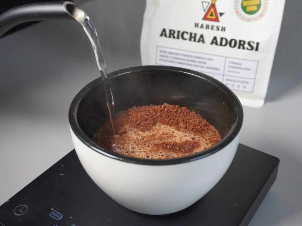 Habesh Aricha Adorsi - zalievanie kávy