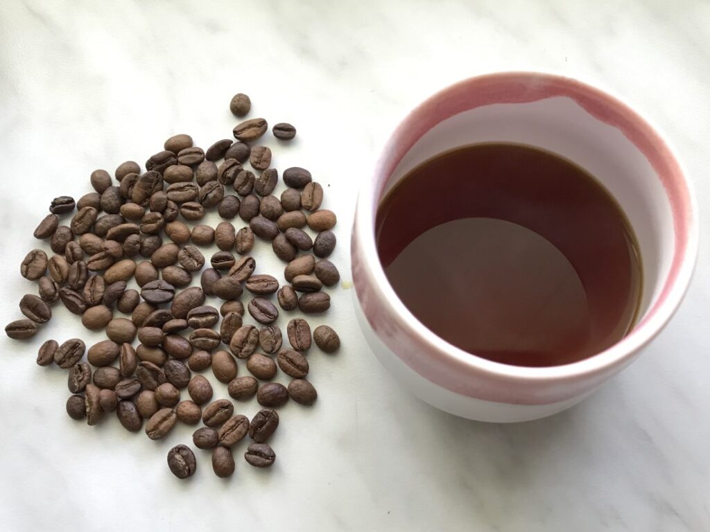 Habesh Aricha Adorsi - zrná a filtrovaná káva v šálke