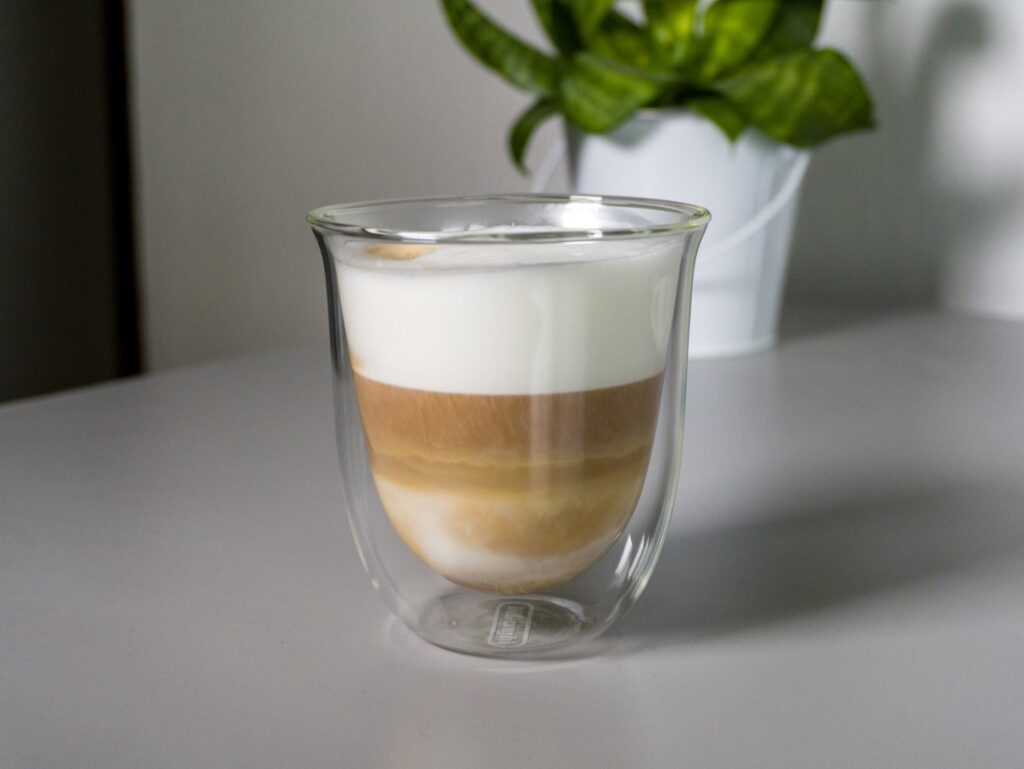 cappuccino v pohári DeLonghi